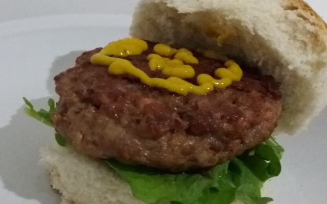 Hambúrguer caseiro de pernil com bacon e raspas de limão