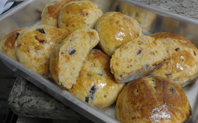 Pãezinhos de manteiga com tomate seco
