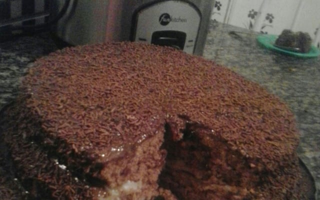 Bolo de chocolate e calda de chocolate