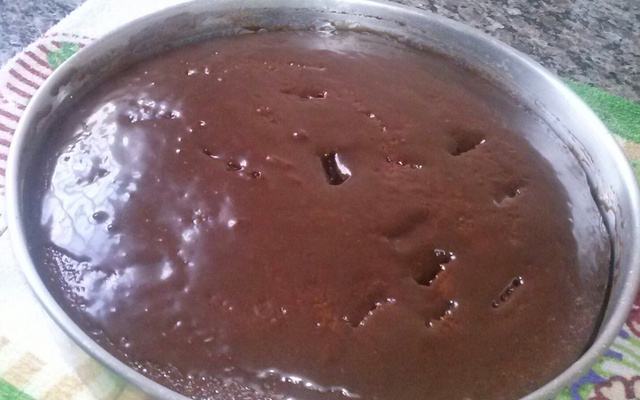 Bolo de chocolate e calda de chocolate