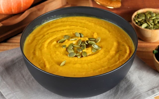 Sopa creme de abóbora cabotiá com carne, cebola e temperos