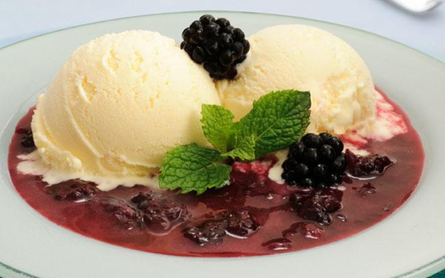 Sopa quente de frutas vermelhas com sorvete