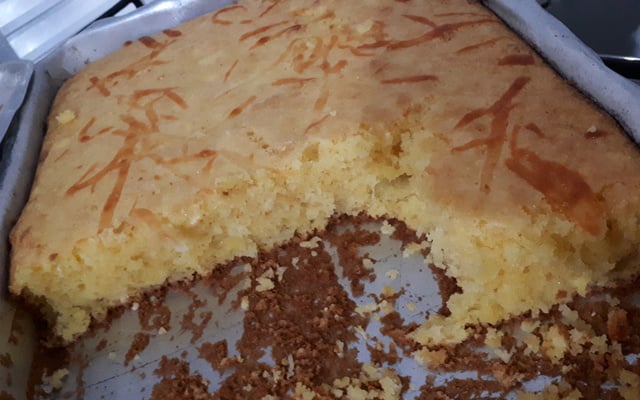 Bolo de farinha de milho com queijo