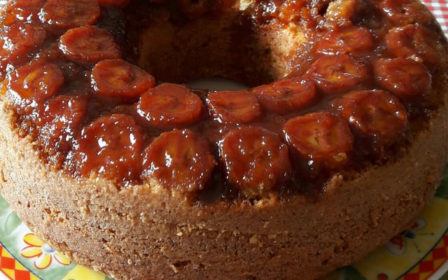 Bolo de iogurte com banana caramelizada