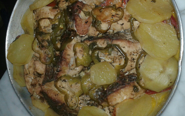 Corvina assada ao forno com vinho branco seco