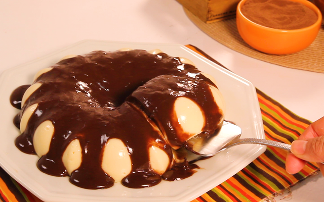 Pudim de coco com chocolate 