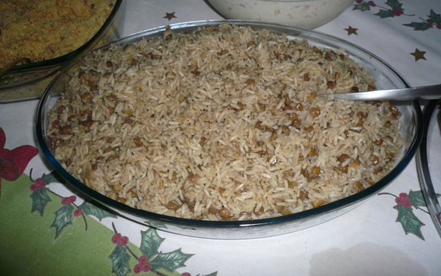 Arroz com lentilha e cebola dourada