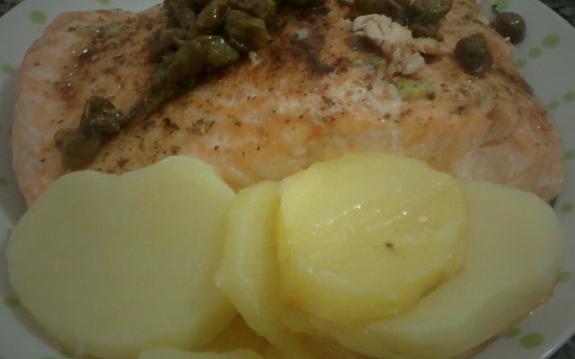 Salmão ao molho de alcaparras