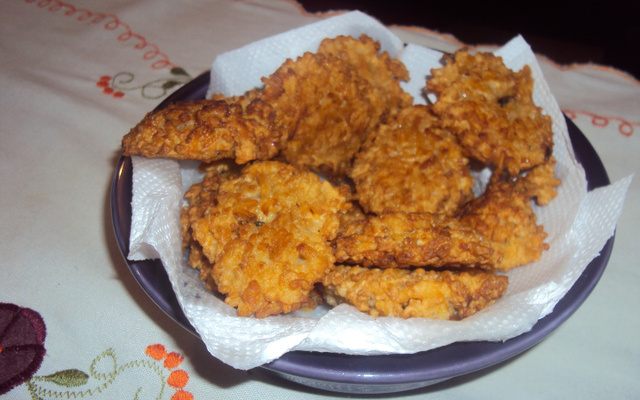 Bolinho de arroz com queijo ralado
