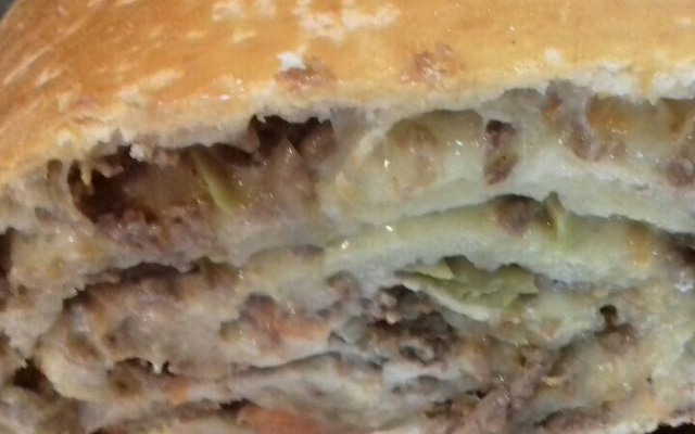 Rocambole de carne moída com massa de pão caseiro