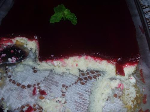 Torta de requeijão com cobertura de groselha