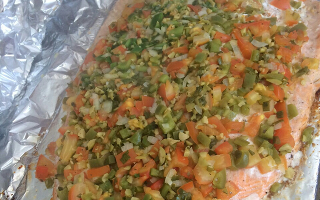 Salmão assado na churraqueira