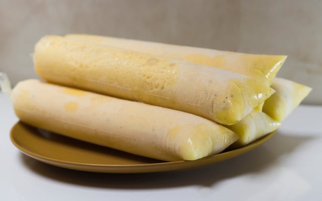 Porções de geladinho de milho verde em saquinhos plásticos