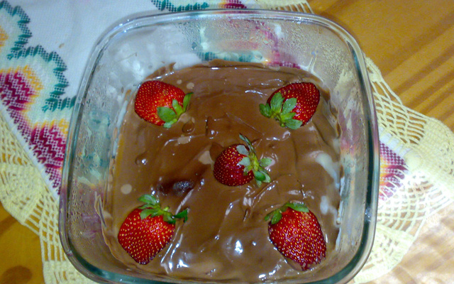 Sobremesa de morango com chocolate
