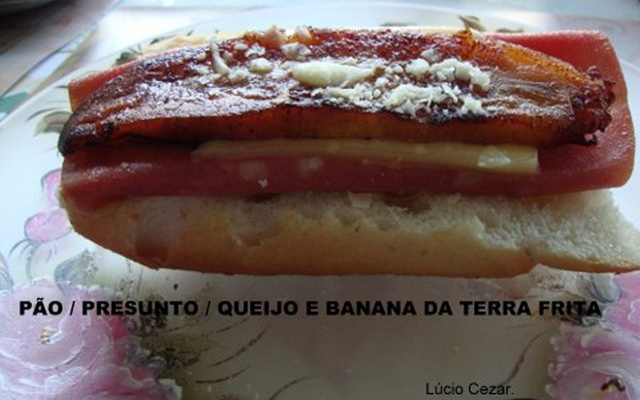 Pão com presunto, queijo e banana da terra ao forno