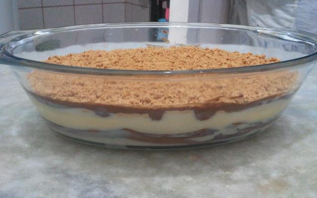 Pavê de chocolate e baunilha com paçoca