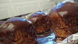 Muffins recheados e com cobertura de chocolate