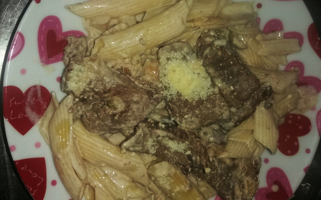 Penne com filé mignon