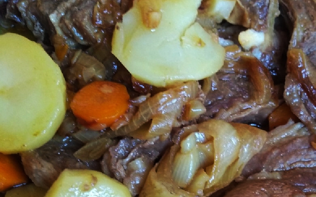 Costela bovina na panela de pressão com linguiça calabresa e bacon