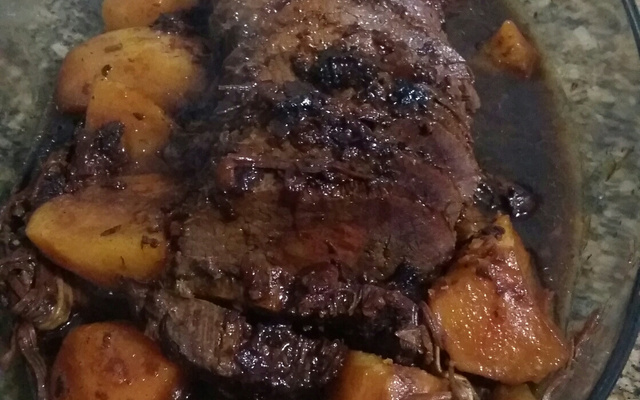 Carne assada com batatas