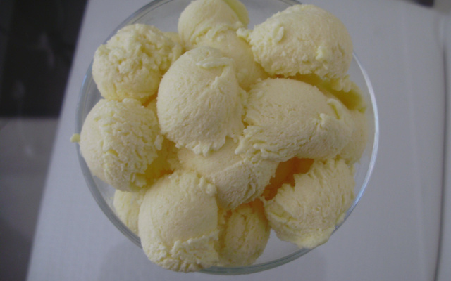 Bolas de sorvete de milho verde natural em pote de vidro