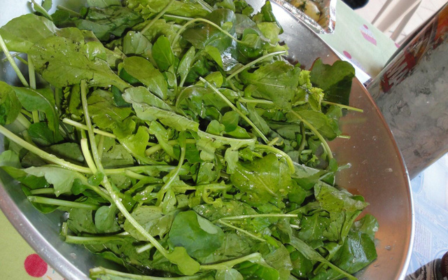 Rúcula do Varela com sal grosso e limão cravo