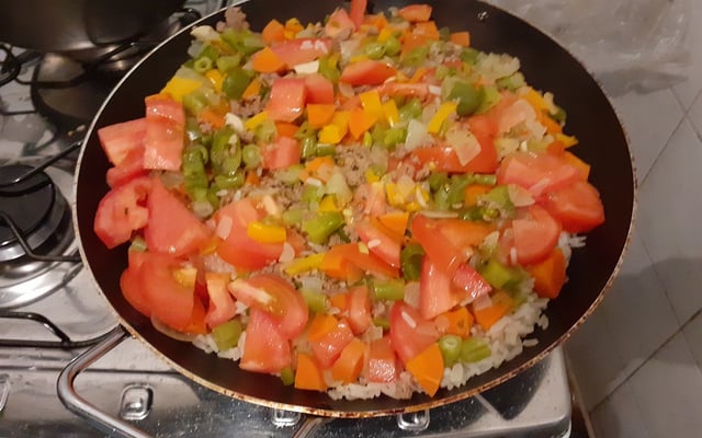 Arroz de frigideira com carne moída e legumes