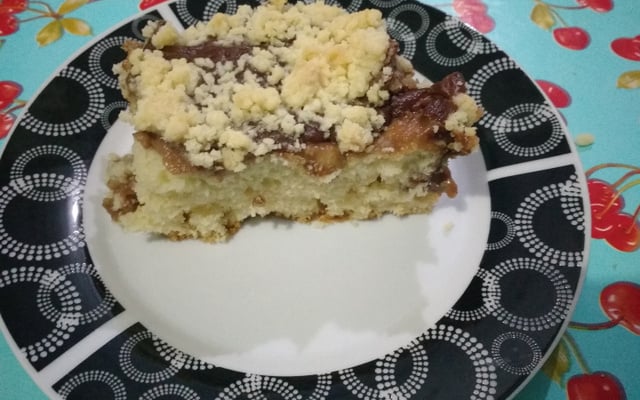 Cuca rápida com cobertura de chocolate e farofa