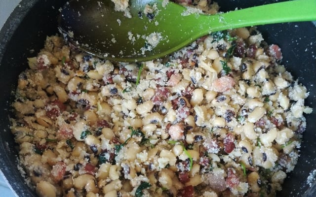 Feijão tropeiro mineiro