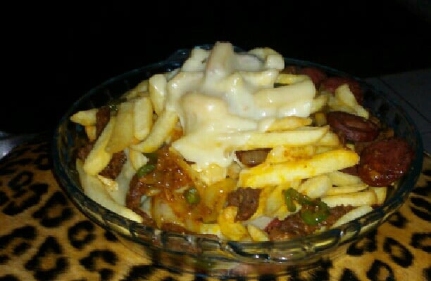 Batata frita com queijo e bacon