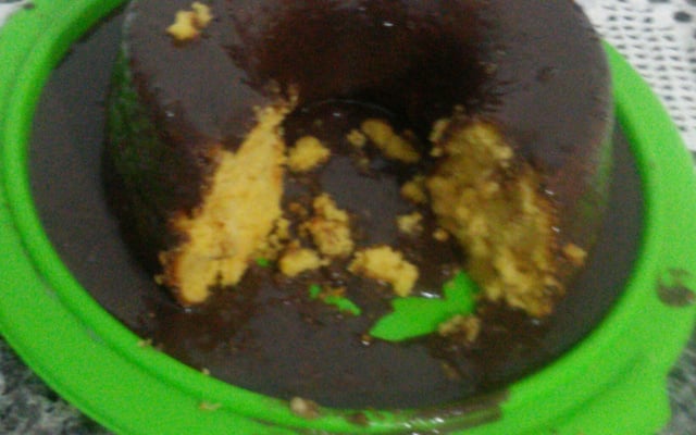 Bolo de cenoura com recheio de coco e cobertura de chocolate