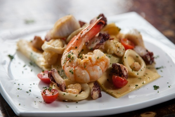 Stracci com frutos do mar e Zaferrano