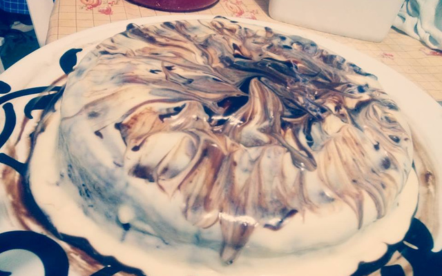 Bolo de chocolate com mousse de maracujá