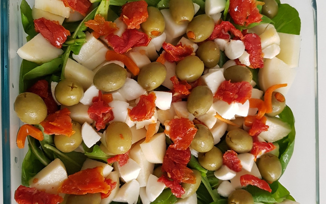 Salada de rúcula com palmito e azeitonas