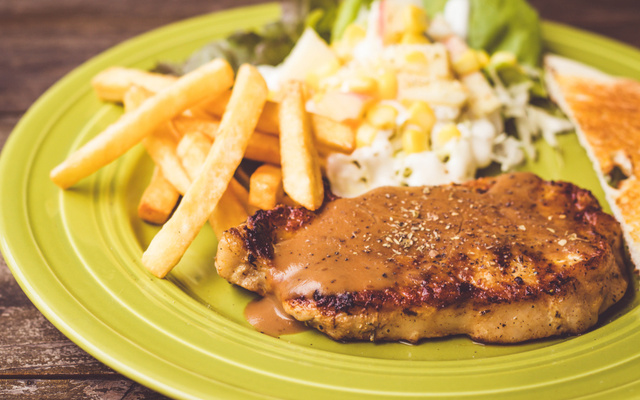 Alcatra suína agridoce com creme de milho e palitos de mandioca