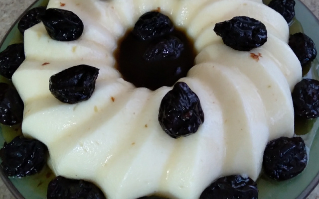 Manjar branco com calda de ameixas