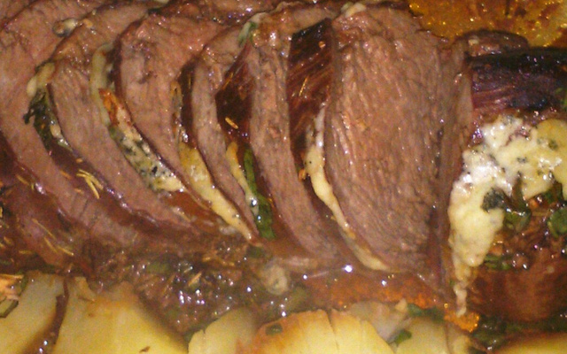 Filé mignon ao molho gorgonzola e tomates recheados