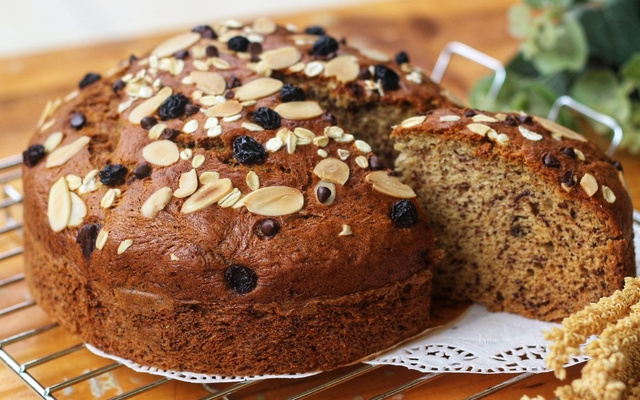 Bolo de banana sem glúten e sem lactose com uva-passas