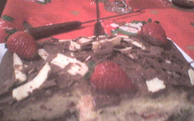 Bolo de baunilha com cobertura de chocolate e morango