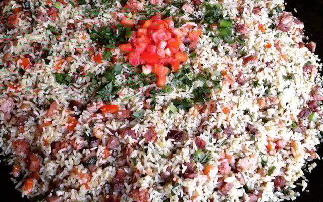 Arroz carreteiro no disco de arado