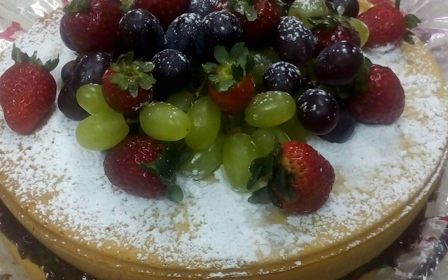 Naked cake com brigadeiros e frutas