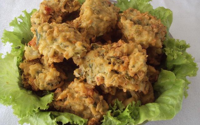 Bolinho de arroz com espinafre e alface