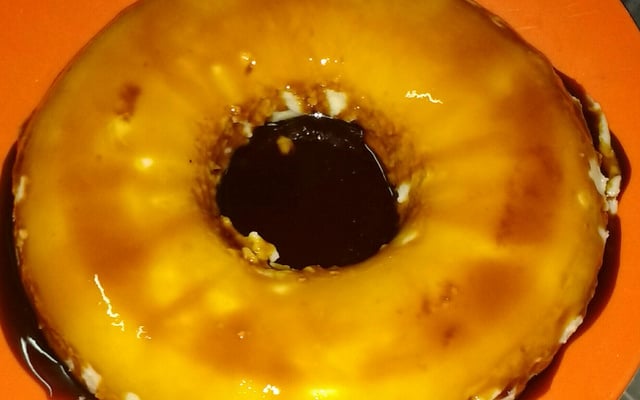 Manjar de coco com calda de ameixa