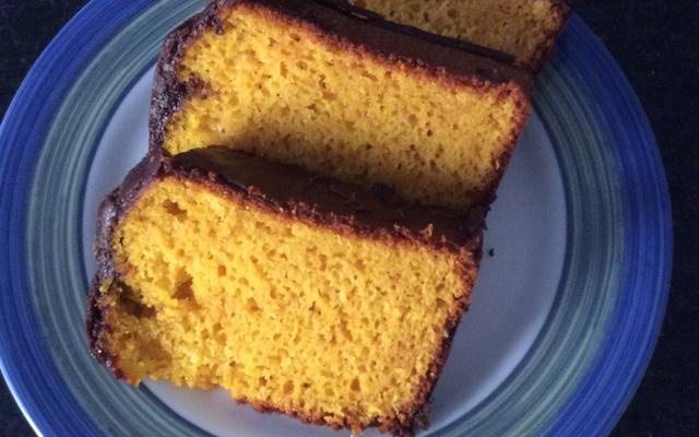 Bolo de cenoura e laranja