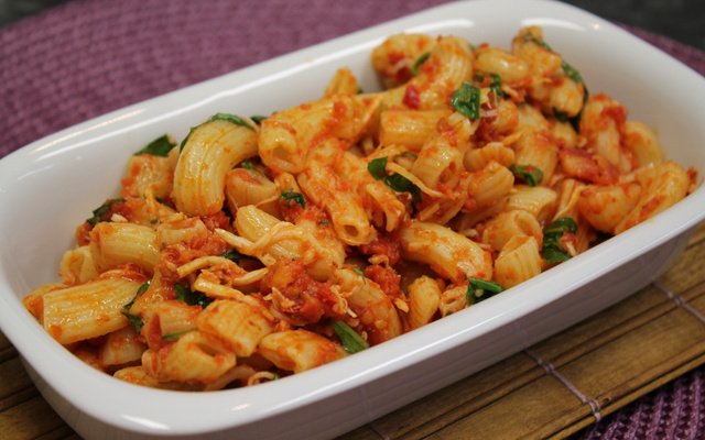 Macarrão com tomate seco e rúcula