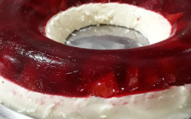 Sobremesa de morango com gelatina e pudim