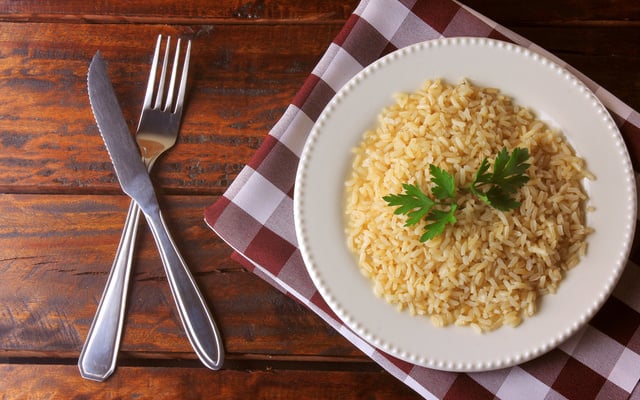 Arroz integral na panela de pressão