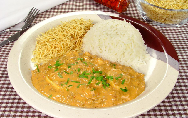 Estrogonofe de carne moida e linguiça