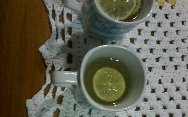 Chá de capim cidreira com limão e gengibre
