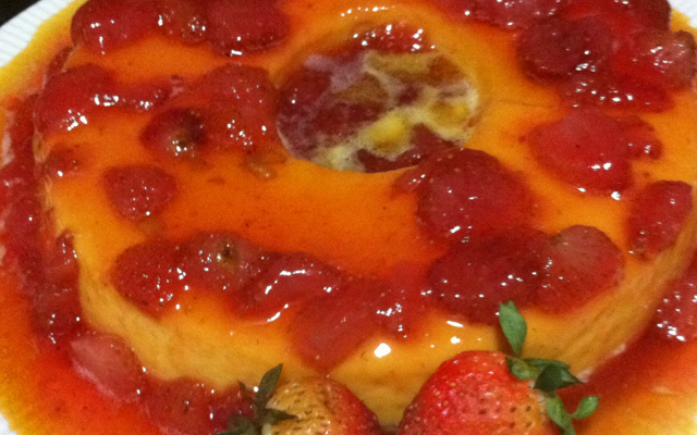 Pudim de iogurte com calda de morango